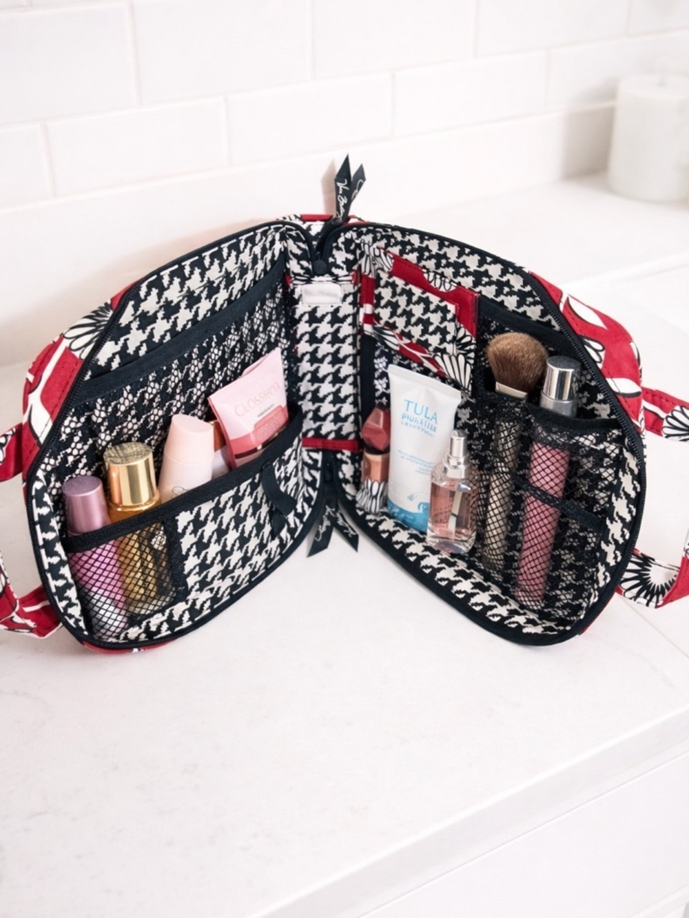 Vera Bradley Red Floral Quilted Cosmetic Train Case Travel Makeup Bag Zip
NWOT - Picture 2 of 12